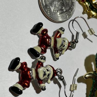 3-Vintage Christmas Pins & 1-Pair of Santa Fashion Earrings in Very Good Preowned Condition.