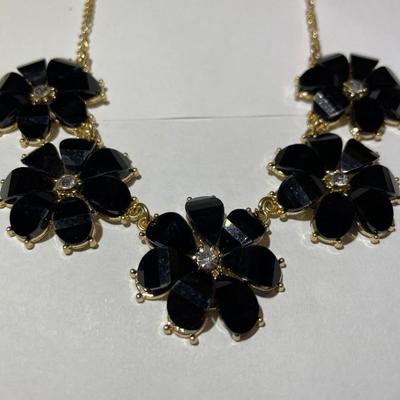 Vintage Ashley Cooper Collection Jewelry Gold Toned Set Necklace w/Matching Stud Back Earrings.