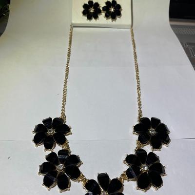 Vintage Ashley Cooper Collection Jewelry Gold Toned Set Necklace w/Matching Stud Back Earrings.