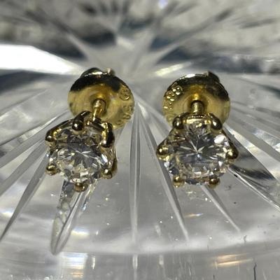 Superb 1/2 Carat T.W. Diamond Stud Earrings Mounted in 14K Yellow Gold (SI/VS Quality Clean Eye Diamonds) 6-Prong Screw Backs.
