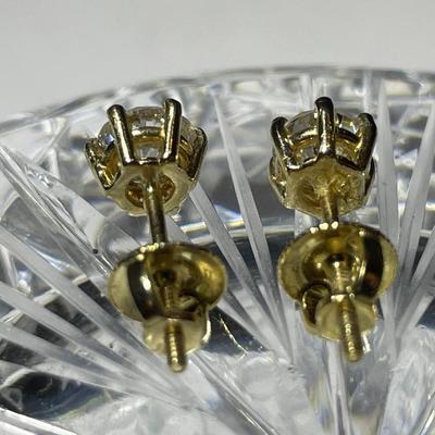 Superb 1/2 Carat T.W. Diamond Stud Earrings Mounted in 14K Yellow Gold (SI/VS Quality Clean Eye Diamonds) 6-Prong Screw Backs.