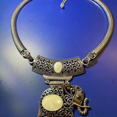 Vintage Fashion Elephant 16"/Adjustable Necklace in Good Preowned Condition.