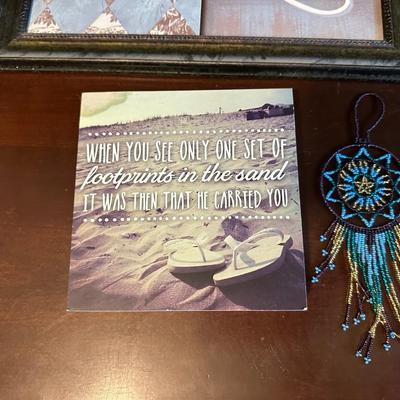 AN ASSORTMENT OF WALL DECOR