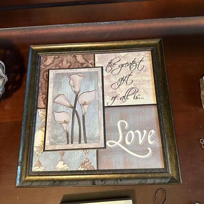 AN ASSORTMENT OF WALL DECOR