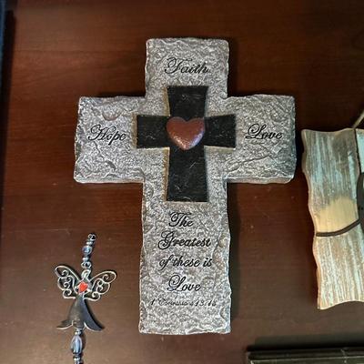 AN ASSORTMENT OF WALL DECOR