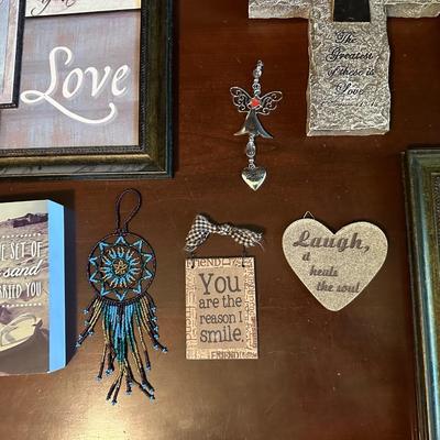 AN ASSORTMENT OF WALL DECOR
