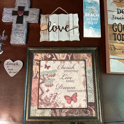 AN ASSORTMENT OF WALL DECOR