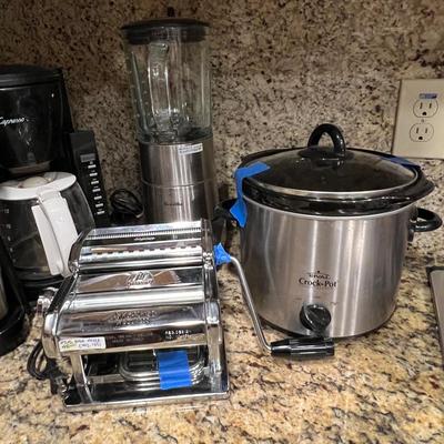 Kitchen appliance lot w/ pasta maker & blender