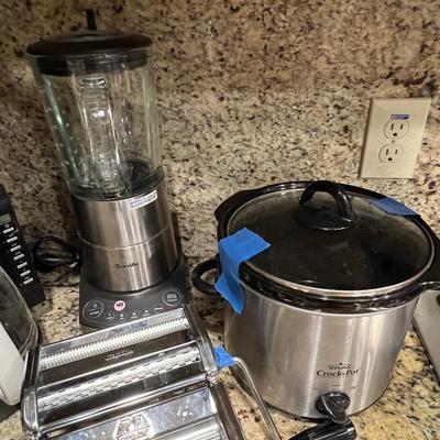 Kitchen appliance lot w/ pasta maker & blender
