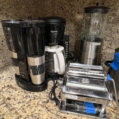 Kitchen appliance lot w/ pasta maker & blender