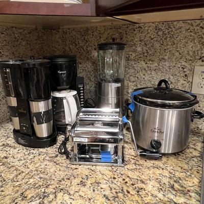 Kitchen appliance lot w/ pasta maker & blender
