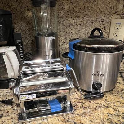 Kitchen appliance lot w/ pasta maker & blender