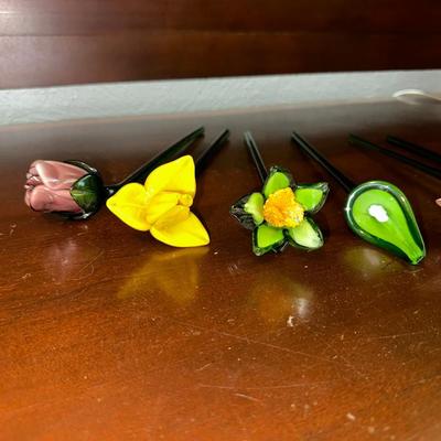 8 GLASS FLOWERS