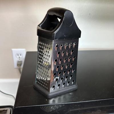 GE MICROWAVE, TOAST MASTER TOASTER AND GRATER
