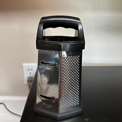 GE MICROWAVE, TOAST MASTER TOASTER AND GRATER