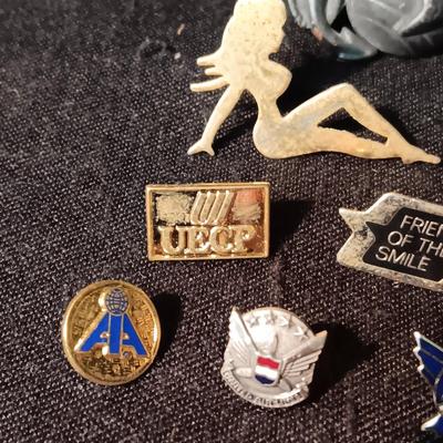 AN ASSORTMENT OF PINS INCLUDING VINTAGE LITTLE LEAGUE BASEBALL AND STERLING PIN