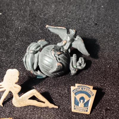 AN ASSORTMENT OF PINS INCLUDING VINTAGE LITTLE LEAGUE BASEBALL AND STERLING PIN