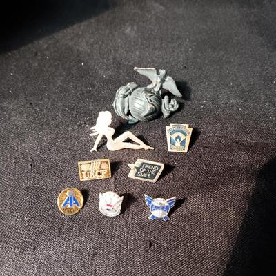 AN ASSORTMENT OF PINS INCLUDING VINTAGE LITTLE LEAGUE BASEBALL AND STERLING PIN