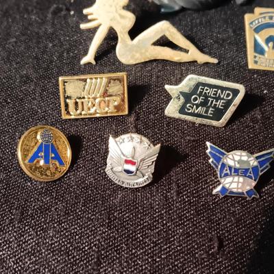 AN ASSORTMENT OF PINS INCLUDING VINTAGE LITTLE LEAGUE BASEBALL AND STERLING PIN