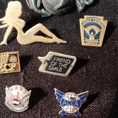 AN ASSORTMENT OF PINS INCLUDING VINTAGE LITTLE LEAGUE BASEBALL AND STERLING PIN