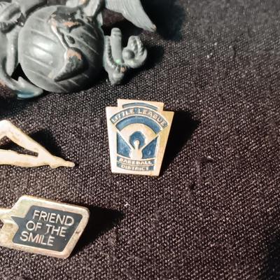 AN ASSORTMENT OF PINS INCLUDING VINTAGE LITTLE LEAGUE BASEBALL AND STERLING PIN