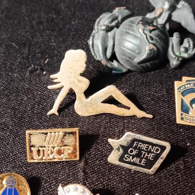 AN ASSORTMENT OF PINS INCLUDING VINTAGE LITTLE LEAGUE BASEBALL AND STERLING PIN
