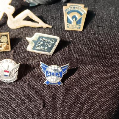 AN ASSORTMENT OF PINS INCLUDING VINTAGE LITTLE LEAGUE BASEBALL AND STERLING PIN