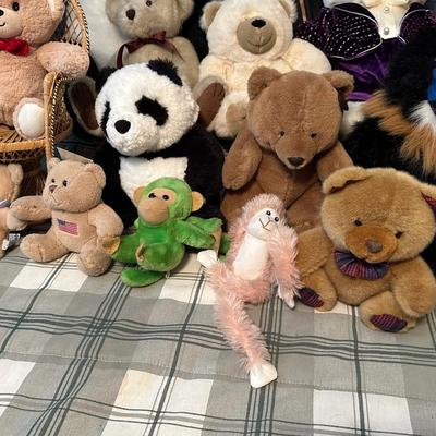 AN ASSORTMENT OF PLUSH ANIMALS (1)