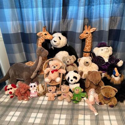 AN ASSORTMENT OF PLUSH ANIMALS (1)