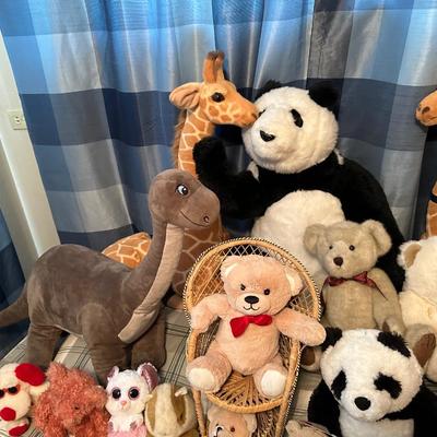 AN ASSORTMENT OF PLUSH ANIMALS (1)