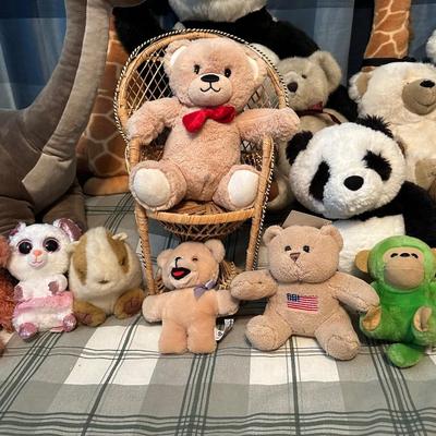 AN ASSORTMENT OF PLUSH ANIMALS (1)