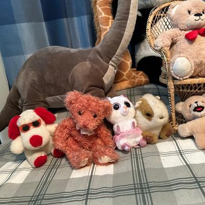 AN ASSORTMENT OF PLUSH ANIMALS (1)
