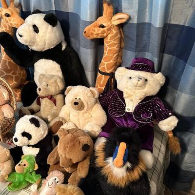 AN ASSORTMENT OF PLUSH ANIMALS (1)
