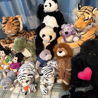 AN ASSORTMENT OF PLUSH ANIMALS (2)