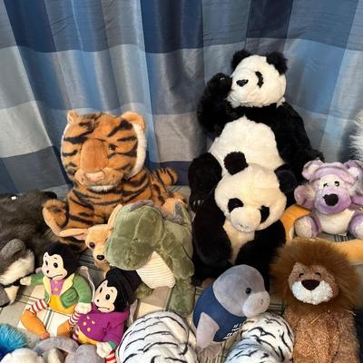 AN ASSORTMENT OF PLUSH ANIMALS (2)