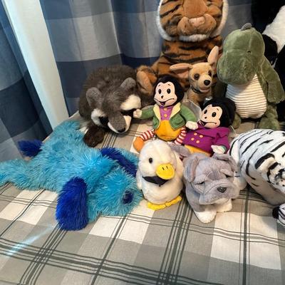 AN ASSORTMENT OF PLUSH ANIMALS (2)