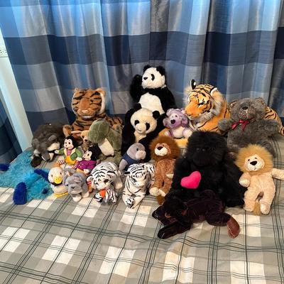 AN ASSORTMENT OF PLUSH ANIMALS (2)