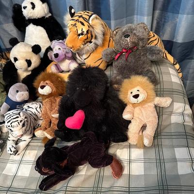 AN ASSORTMENT OF PLUSH ANIMALS (2)