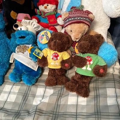 AN ASSORTMENT OF PLUSH ANIMALS (3)