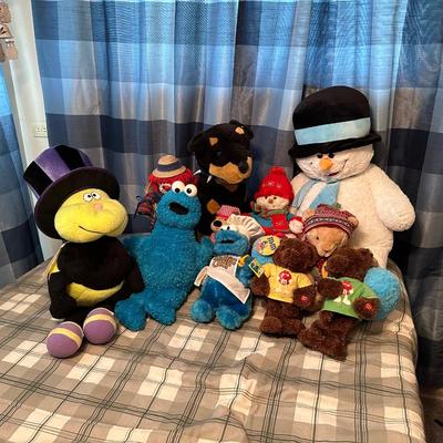 AN ASSORTMENT OF PLUSH ANIMALS (3)