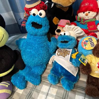 AN ASSORTMENT OF PLUSH ANIMALS (3)