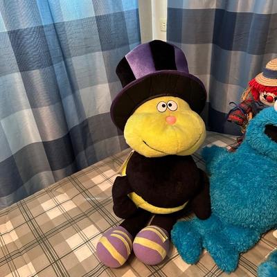 AN ASSORTMENT OF PLUSH ANIMALS (3)