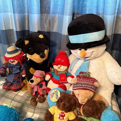 AN ASSORTMENT OF PLUSH ANIMALS (3)