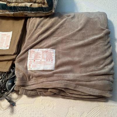 DOUBLE SIZE COMFORTER, HEATED BLANKET & THROW PLUS KNIT THROW