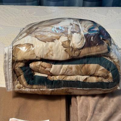 DOUBLE SIZE COMFORTER, HEATED BLANKET & THROW PLUS KNIT THROW