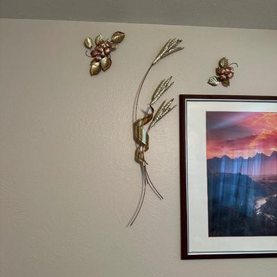 2 FRAMED SCENERY POSTERS AND ACCENTS