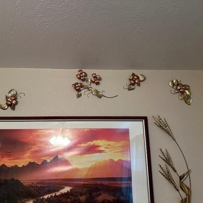 2 FRAMED SCENERY POSTERS AND ACCENTS