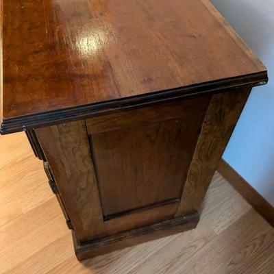 Sweet Solid Wood End Table