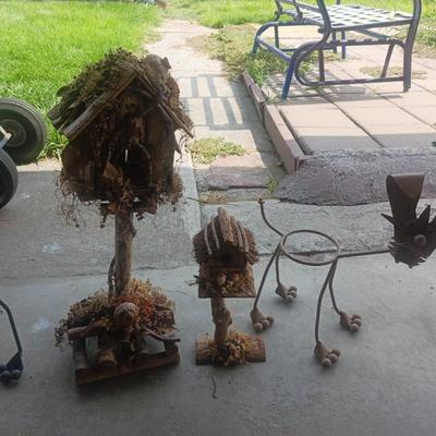 2 IRON CAT PLANT HOLDERS AND 2 BIRD HOUSES