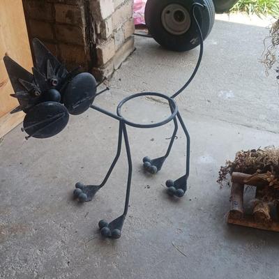 2 IRON CAT PLANT HOLDERS AND 2 BIRD HOUSES